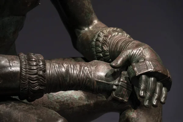 Boxeador pugilista griego estatua de cobre en Roma — Foto de Stock