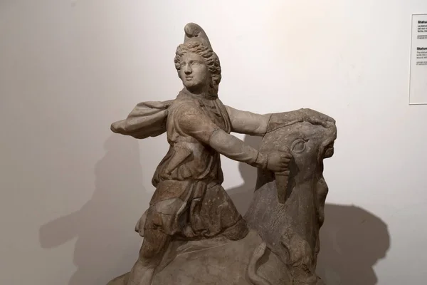 Detalhes da estátua de Mitra antiga — Fotografia de Stock