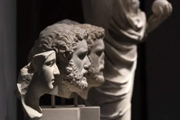 Patung kepala marmer Romawi kuno terisolasi pada warna hitam — Stok Foto