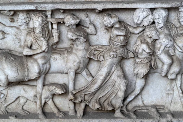 罗马教区浴场石棺的浮雕浮雕 — 图库照片