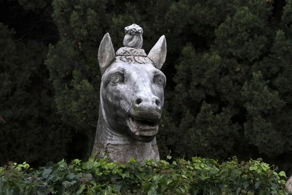 Bain de Dioclétien à Rome michelangelo cloître statue animale géante — Photo