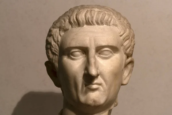 Antiga cabeça romana escultura de mármore isolado em preto — Fotografia de Stock