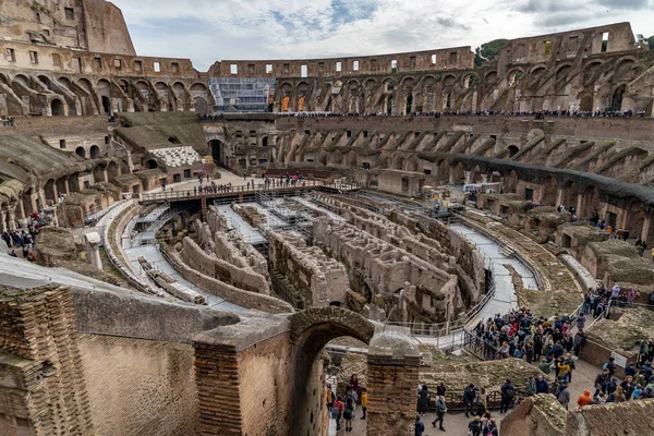 Рим, Италия - 23 ноября 2019 года Колизей полон туристов — стоковое фото
