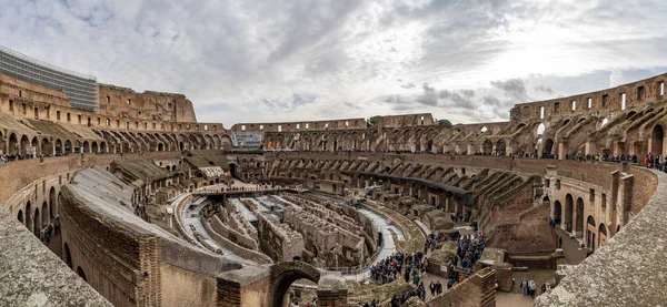 Рим, Италия - 23 ноября 2019 года Колизей полон туристов — стоковое фото
