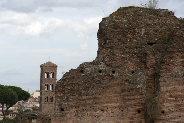 Imperiella forum i Rom på molnig dag — Stockfoto