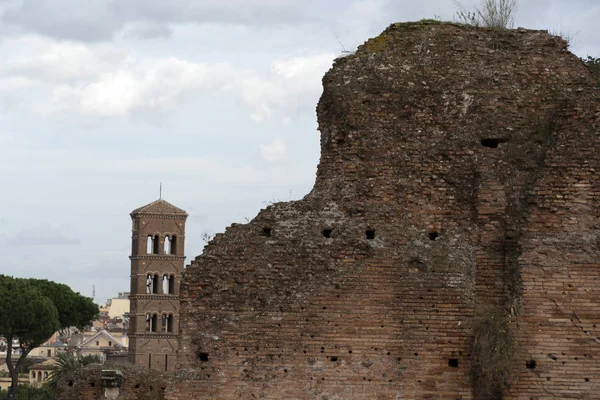 Fóruns imperiais em roma no dia nublado — Fotografia de Stock