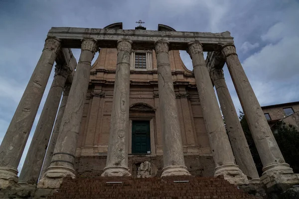 罗马的antonino和faustina神庙 — 图库照片