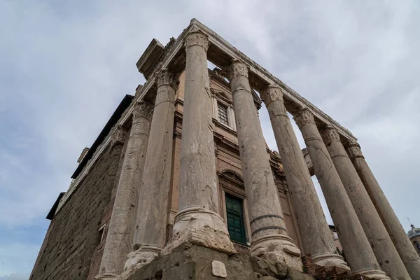 Antonino and faustina temple in rome — Stock Photo, Image