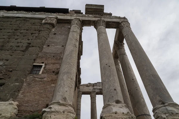 Antonino en faustina tempel in Rome — Stockfoto