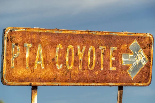 Coyote point sign sierra guadalupe baja california sur mexico — Stock fotografie