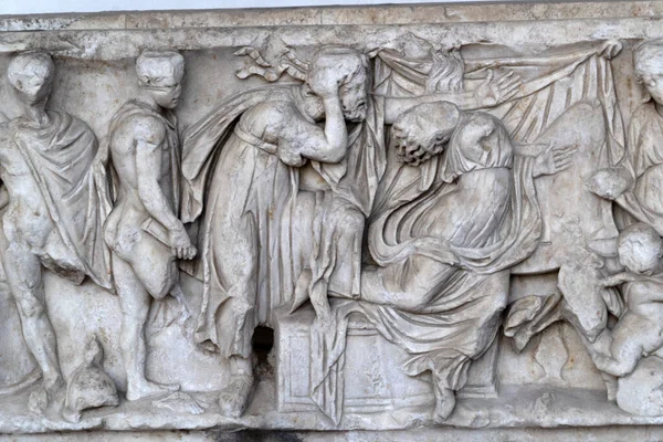 Bajorrelieve sobre sarcófago en Baño de Diocleciano en Roma —  Fotos de Stock