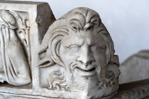 ローマのディオクレティアヌスの浴場における石棺への浅浮彫 — ストック写真