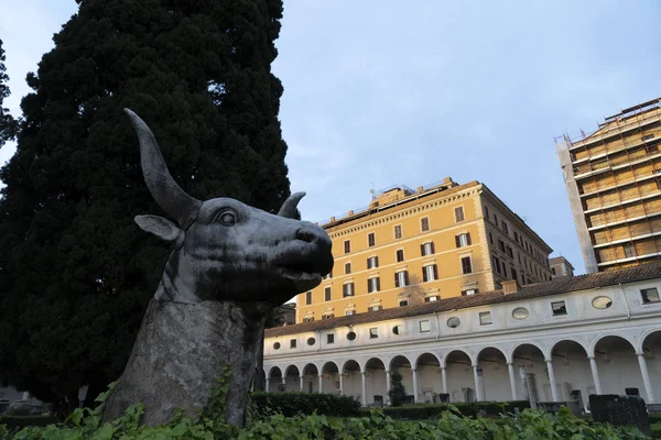 Roma 'da Diocletian Hamamı Michelangelo manastırı dev hayvan heykeli — Stok fotoğraf