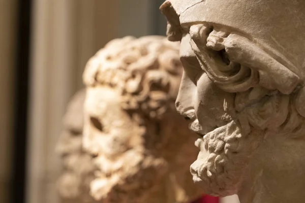 Antiga cabeça romana escultura de mármore — Fotografia de Stock