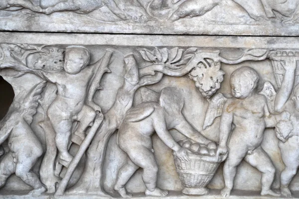 Basrelief auf Sarkophag im Diokletian-Bad in Rom — Stockfoto