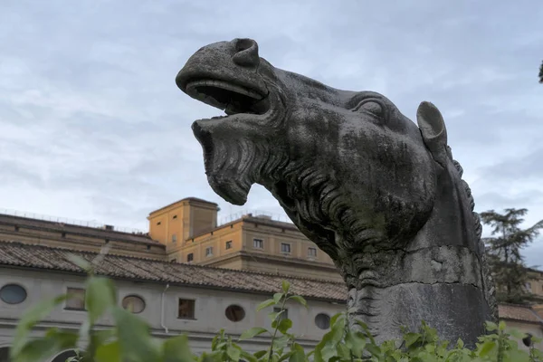 Bad des Diokletian in Rom Michelangelo Kreuzgang riesige Tierstatue — Stockfoto