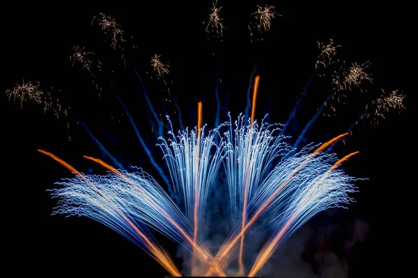 Heureux nouveau feu d'artifice année réel sur noir — Photo