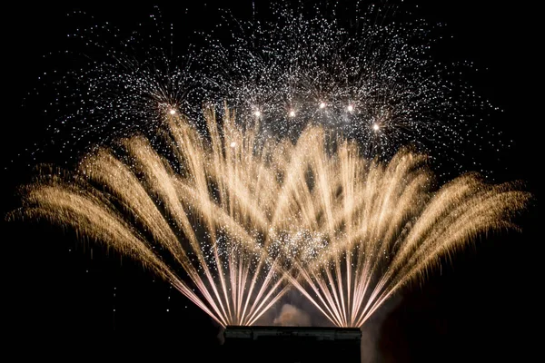 Feliz ano novo fogos de artifício reais em preto — Fotografia de Stock