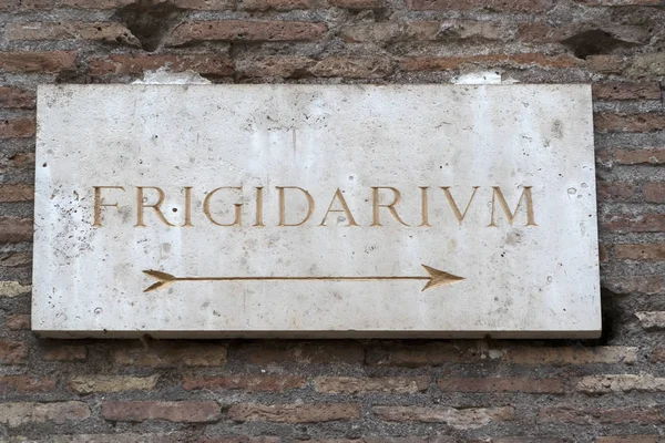 Frigidarium segno in bagno romano traduzione inglese luogo freddo — Foto Stock