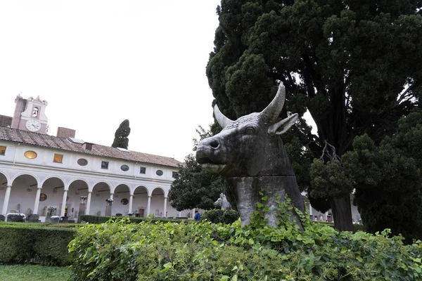 Bagno di Diocleziano a Roma chiostro michelangelo statua animale gigante — Foto Stock