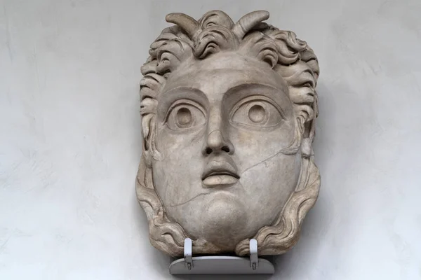 Театральная маска Диоклетиана в Риме — стоковое фото