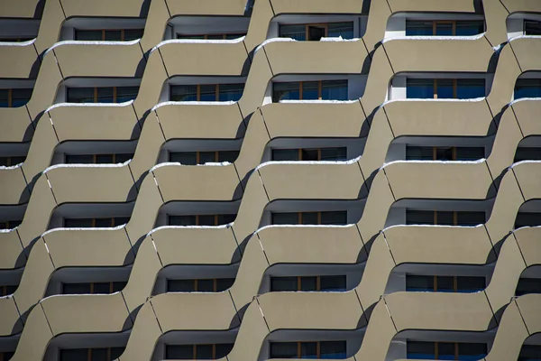 Condominio de montaña ventanas detalle en invierno —  Fotos de Stock