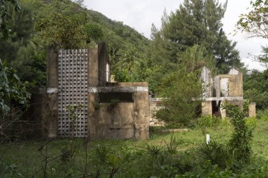 Tropikal ormanda terk edilmiş bir tatil yeri.
