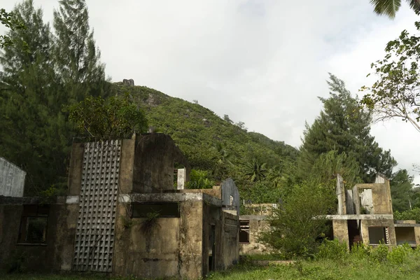 Resort abandonado na selva tropical — Fotografia de Stock