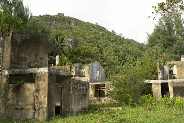 Resort abandonado na selva tropical — Fotografia de Stock