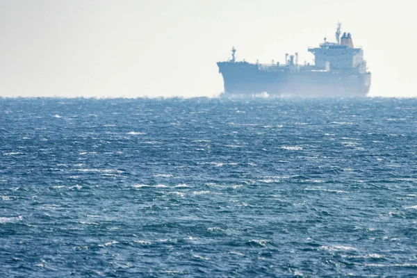 Stort skib luftspejling på havet horisont linje - Stock-foto