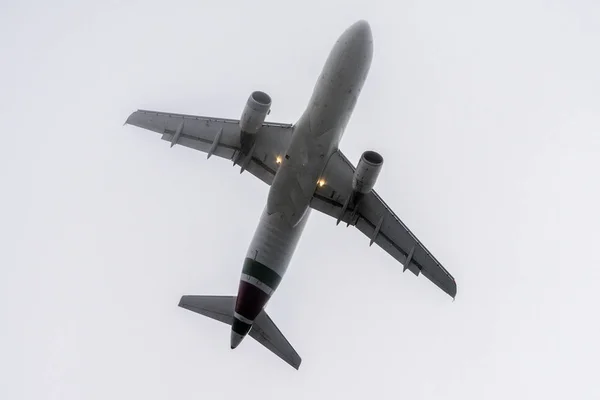 Avião girando antes da aterrissagem isolado em branco — Fotografia de Stock