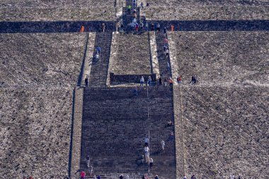 Mexico City, Meksika - 30 Ocak 2019 Teotihuacan Piramitine tırmanan Turist