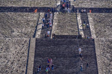 Mexico City, Meksika - 30 Ocak 2019 Teotihuacan Piramitine tırmanan Turist