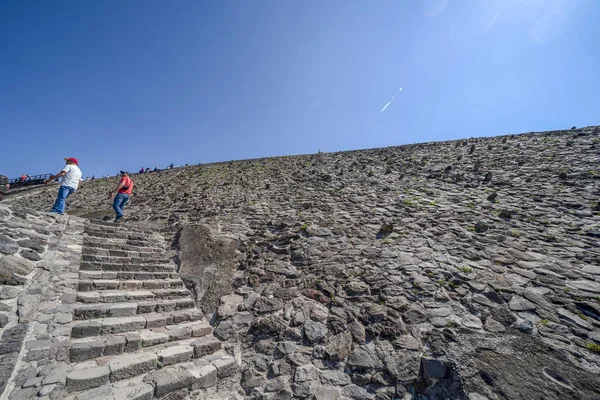 MEXICO CITY, MEXICO - JANUARY 30 2019 - Tourist at Teotihuacan pyramid mexico — Stock Photo, Image