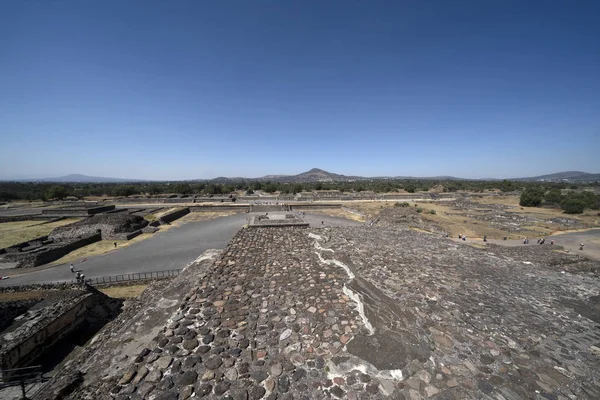 CIUDAD DE MÉXICO, MÉXICO - 30 DE ENERO DE 2019 - Turismo en la pirámide de Teotihuacán México —  Fotos de Stock