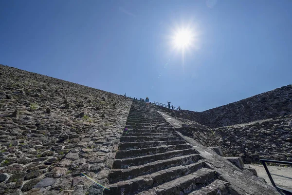 Touriste à Teotihuacan pyramide mexique — Photo