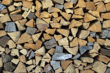 Kışın odun yığını