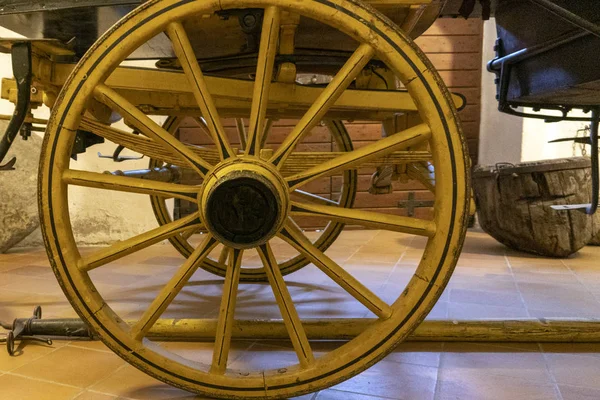 Деталі старого колеса вагона — стокове фото
