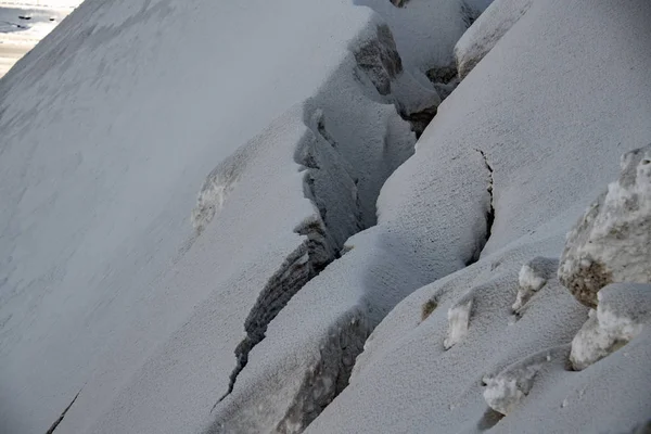 Fessura neve ghiaccio crepaccio — Foto Stock