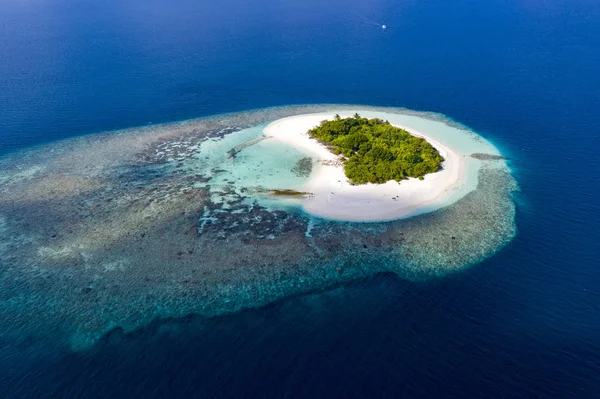 Corazón en forma de isla sin personas Maldivas vista aérea panorama paisaje — Foto de Stock