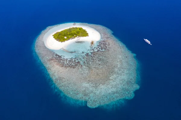 ハート型の人がいない島｜モルディブの空撮パノラマ風景 — ストック写真