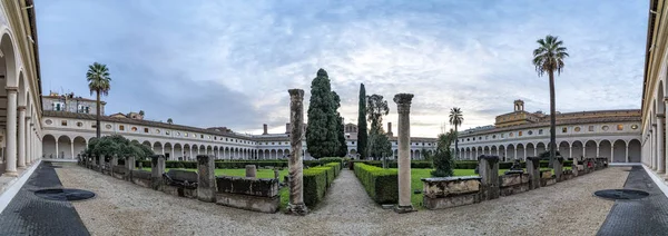 ROMA, ITÁLIA - NOVEMBRO 21 2019 - Claustro de Michelangelo dentro do banho de Diocleciano — Fotografia de Stock