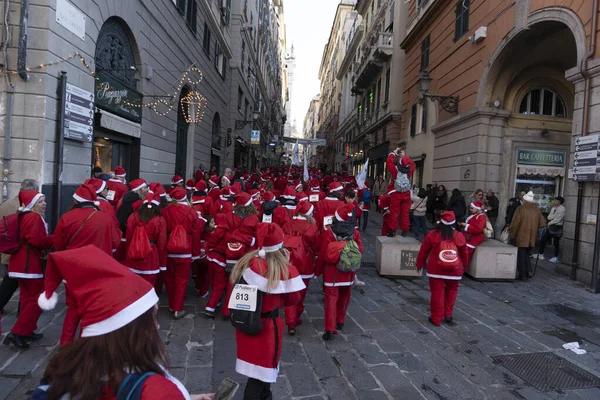 GENOVA, ITALIA - 22 DICEMBRE 2019 - Passeggiata tradizionale di Babbo Natale — Foto Stock