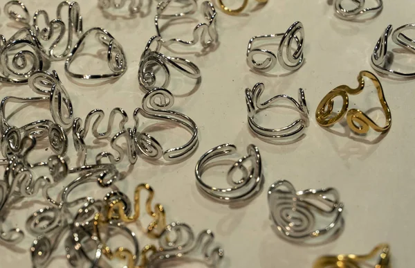Viele Ringe zum Verkauf auf dem Weihnachtsmarkt — Stockfoto