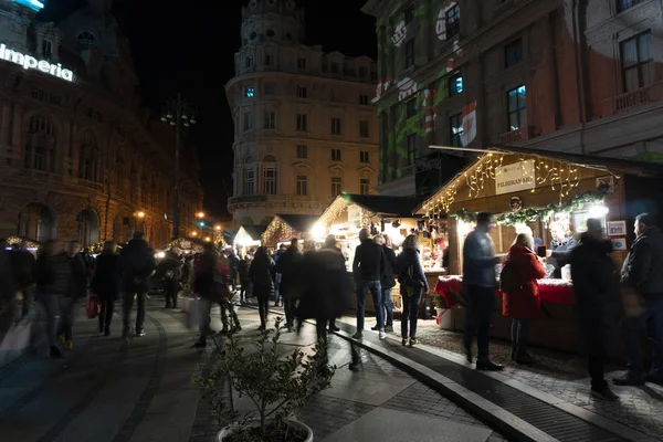 GENOA, ITÁLIA - 22 DE DEZEMBRO DE 2019 - Mercado tradicional de Natal em De Ferrari Place — Fotografia de Stock