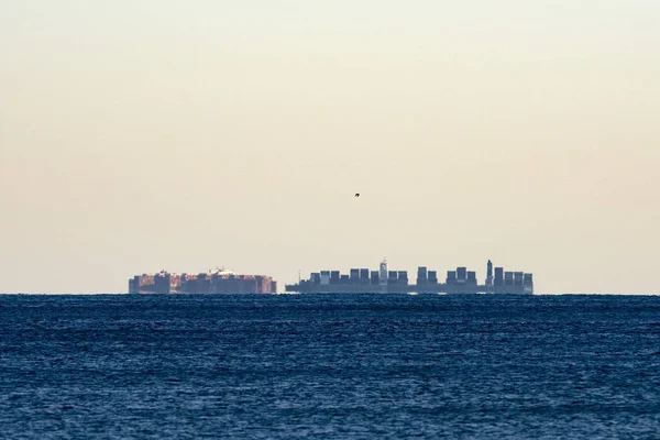 Deniz ufkunda büyük gemi serabı. — Stok fotoğraf