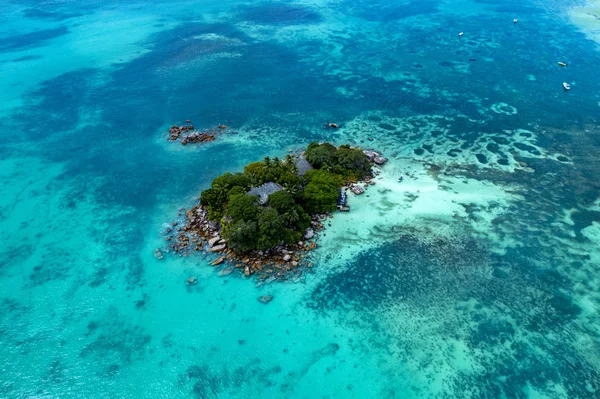 Praslin ostrov seychely ráj pláž vzduch drone panorama krajina anse volbert — Stock fotografie