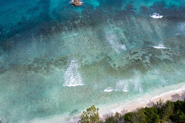 Fale na rafie na Seszelach raj plaża antenowy dron panorama krajobraz — Zdjęcie stockowe