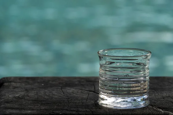 Стакан для питья на фоне бассейна — стоковое фото