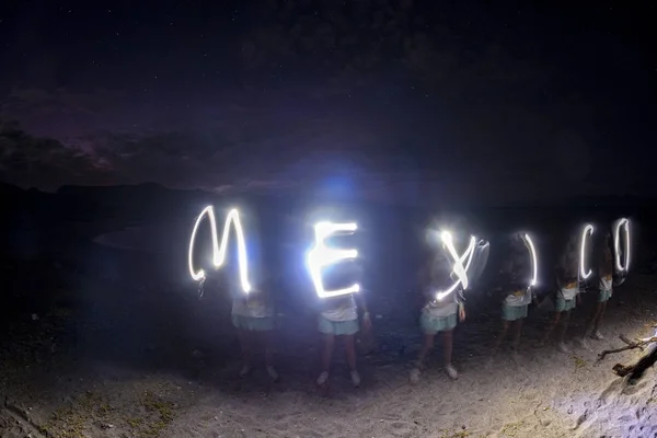 Mexiko glühen Licht Malerei Schrift am Strand — Stockfoto